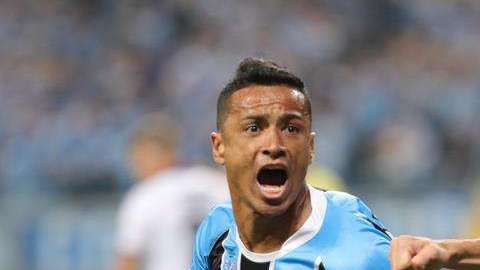 Cícero Santos de Grêmio celebra su gol ante Lanús durante el partido de ida por la final de la Copa Libertadores. (Foto: EFE/Silvio Avila)