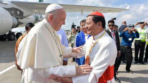 El arzobispo de Rangún, Charles Maung Bo recibe al papa Francisco. /EFE