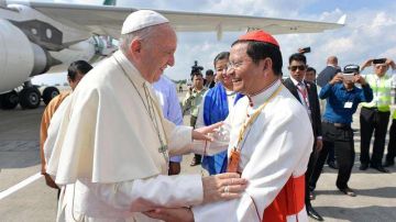 El arzobispo de Rangún, Charles Maung Bo  recibe al papa Francisco. /EFE