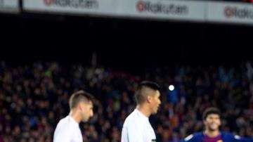 El defensa del FC Barcelona José Arnaiz celebra su gol, el quinto del equipo frente al Murcia en la Copa del Rey. (Foto: EFE/ Enric Fontcuberta)