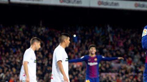 El defensa del FC Barcelona José Arnaiz celebra su gol, el quinto del equipo frente al Murcia en la Copa del Rey. (Foto: EFE/ Enric Fontcuberta)