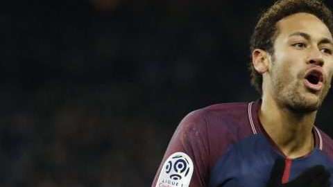 El jugador del Paris Saint Germain Neymar Jr. celebra tras anotar un gol al Estac Troyes. (Foto: EFE/ETIENNE LAURENT)