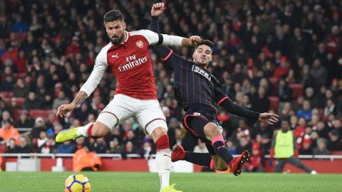 El jugador francés del Arsenal Olivier Giroud hizo un doblete ante el Huddersfield Town en la Liga Premier. Foto: EFE/ FACUNDO ARRIZABALAGA)