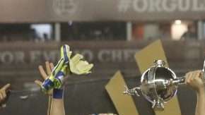 Jugadores de Gremio de Brasil celebran con el trofeo tras ganar la Copa Libertadores al Lanús de Argentina. Foto: EFE/David Fernández)