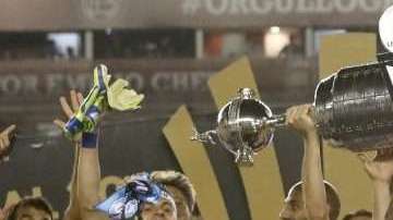 Jugadores de Gremio de Brasil celebran con el trofeo tras ganar la Copa Libertadores al Lanús de Argentina. Foto: EFE/David Fernández)