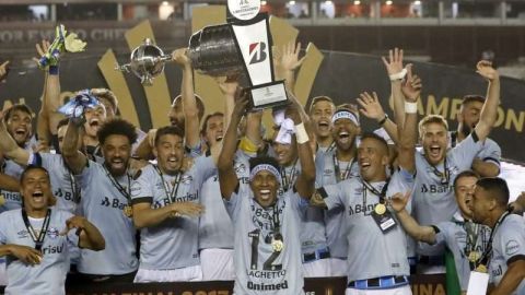 Jugadores de Gremio de Brasil celebran con el trofeo tras ganar la Copa Libertadores al Lanús de Argentina. Foto: EFE/David Fernández)