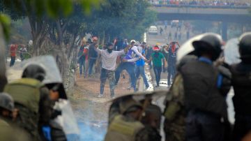 Manifestantes de la Alianza de Oposición contra la Dictadura protestan en Tegucigalpa y otras ciudades del país contra un supuesto "fraude" en los comicios. EFE/Gustavo Amador