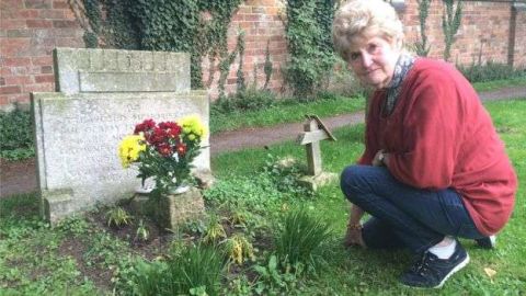 Ann Kear había intentado casi de todo —dejarle cartas, aparecer en las noticias— para identificar al extraño que visitaba a su hermano, pero no lo había logrado.