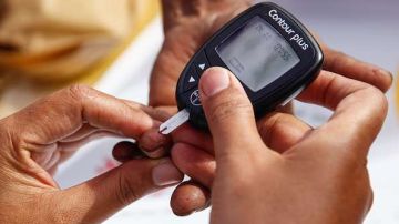 Las personas que padecen diabetes deben monitorear constantemente su índice de azúcar en sangre.