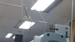 Un gran mural de Hugo Chávez gobierna el taller textil de la comuna Panal 2021.