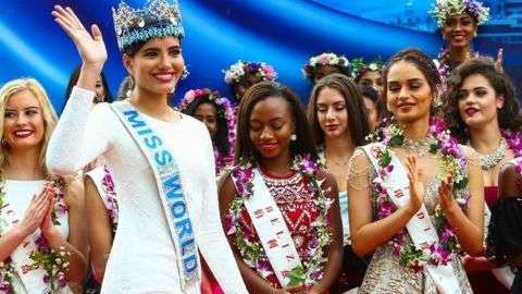 Miss Mundo 2016, Stephanie Del Valle, de Puerto Rico, saluda al público durante la inauguración del reinado de este año.