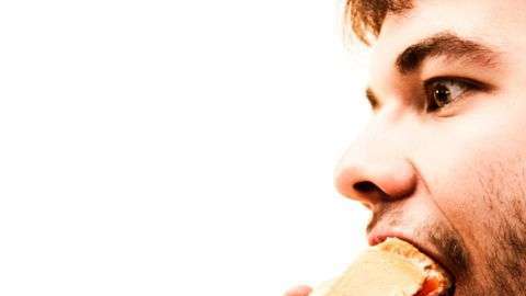 Quienes comen demasiado rápido no dan a su cerebro el tiempo suficiente para registrar que están satisfechos.