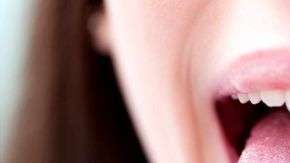 La afección suele cambiar de forma y de ubicación.