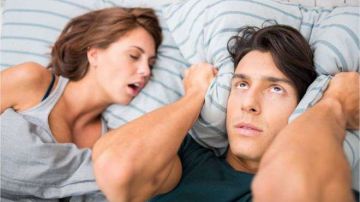 ¿Los ronquidos de tu pareja no te dejan dormir? Te presentamos algunas soluciones tecnológicas que prometen ayudarte a conciliar el sueño.