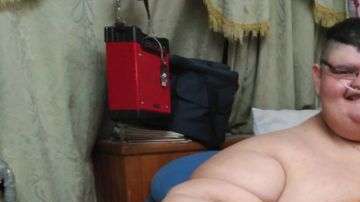 Tejer es una de las aficiones de Juan Pedro Franco. Le ayuda a superar momentos de ansiedad relacionados con su obesidad y su incapacidad para moverse.