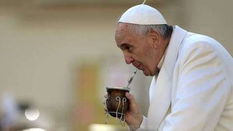 Argentina tiene al Papa Francisco como embajador casual del mate a nivel internacional.
