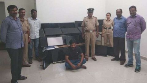 Vasudev Nanaiah rodeado de televisores y policías
Image caption
La policía de Bangalore con Vasudev Nanaiah, quien está acusado de robarse 120 televisores.