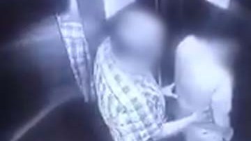La escena fue captada en el ascensor de un edificio de la capital chilena