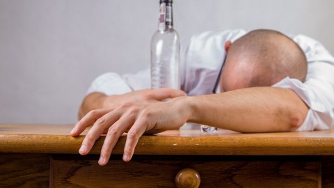 Dejar el alcohol sería una buena medida.
