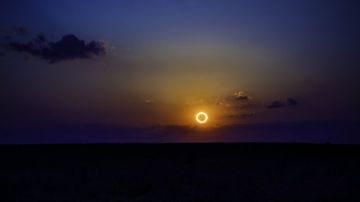 Los eclipses anulares se ven como un anillo de fuego en el cielo.