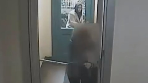 Un video dado a conocer por NY1 muestra al sujeto vestido con un abrigo amarillo.