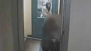 Un video dado a conocer por NY1 muestra al sujeto vestido con un abrigo amarillo.
