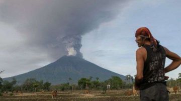 La turística isla de Bali está en alerta máxima por la inminente erupción del volcán Agung, inactivo desde enero de 1964.