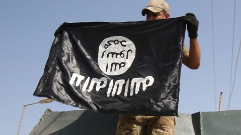La bandera de ISIS es un símbolo adorado por los terroristas.