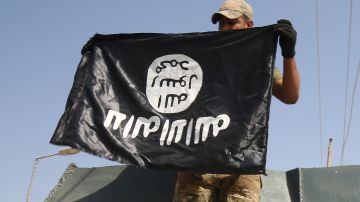 La bandera de ISIS es un símbolo adorado por los terroristas.