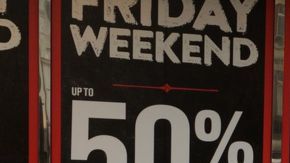 Las tiendas suelen ofrecer grandes descuentos durante el Black Friday.