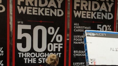 Las tiendas suelen ofrecer grandes descuentos durante el Black Friday.