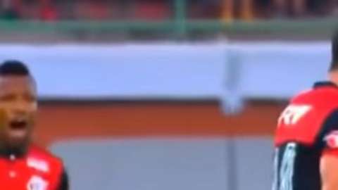 Felipe Vizeu y Rhodolfo tuvieron diferencias entre ellos durante el desarrollo del partido