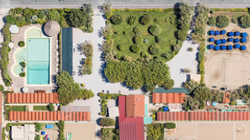 La simetría es perfecta en cada sitio.