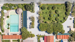 La simetría es perfecta en cada sitio.