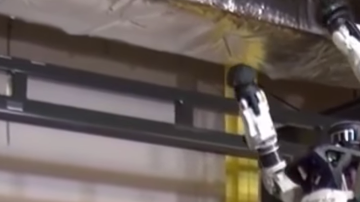Los saltos y el festejo del robot han llamado la atención.