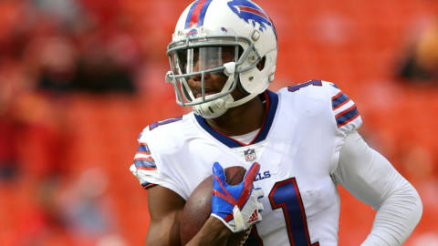 Zay Jones reta las leyes de la física.