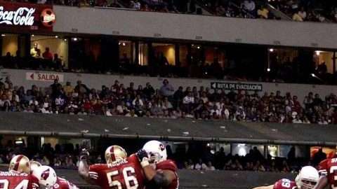 Acción del histórico juego entre los Cardinals de Arizona y los 49ers de San Francisco el 2 de octubre de 2005 en el Estadio Azteca. Fue el primer encuentro oficial de la NFL efectuado fuera de Estados Unidos.