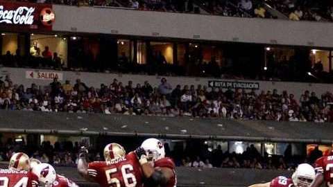 Acción del histórico juego entre los Cardinals de Arizona y los 49ers de San Francisco el 2 de octubre de 2005 en el Estadio Azteca. Fue el primer encuentro oficial de la NFL efectuado fuera de Estados Unidos.
