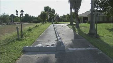 Un vecino de Osceola se encontró la entrada de su casa pavimentada con bloques de cemento.