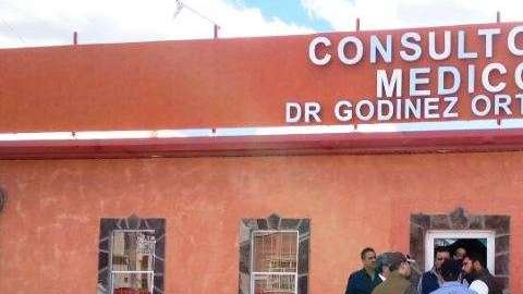 Casas quemadas, patrullas y consultorios médicos baleados, un doctor y un restaurantero secuestrados, la jornada de terror en un pueblo de Sierra de Chihuahua Foto: Especial