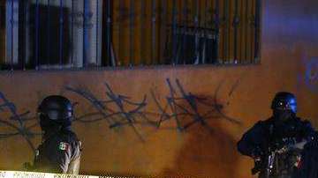 Policías acordonan la zona. / EFE