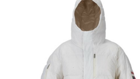 Con este uniforme puedes esquiar... o ir al espacio.