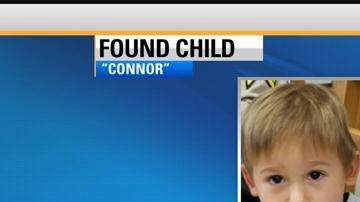 Un niño es encontrado deambulando solo en un tienda, horas después encuentran a los padres.