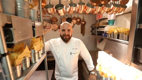 Chef Cosme Aguilar, Michelin Star restaurant "Casa Enrique" en Long Island City, Queens.