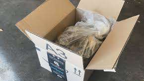 Unos vecinos preparan un paquete trampa para atrapar a los ladrones de su correspondencia.