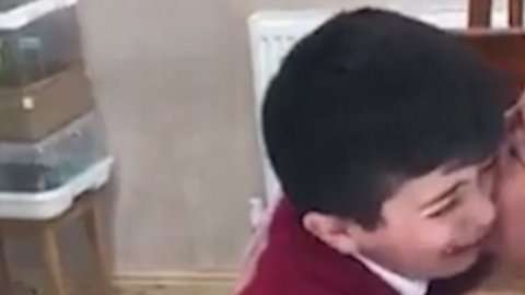 Mehmet, un niño de siete años, reacciona así cuando descubre que va a tener un hermano.