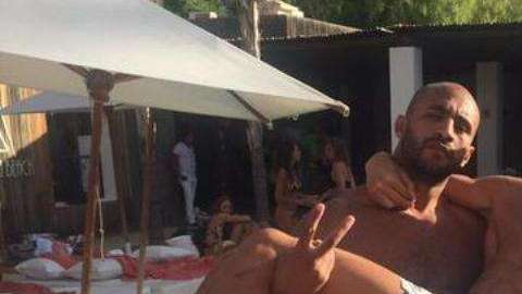 "Recién casados. Hahahaha", escribió en su Twitter Badr Hari junto a esta foto en la que aparece cargando a Cristiano Ronaldo.
