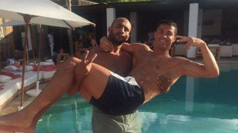 "Recién casados. Hahahaha", escribió en su Twitter Badr Hari junto a esta foto en la que aparece cargando a Cristiano Ronaldo.