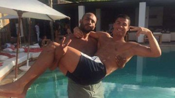 "Recién casados. Hahahaha", escribió en su Twitter Badr Hari junto a esta foto en la que aparece cargando a Cristiano Ronaldo.