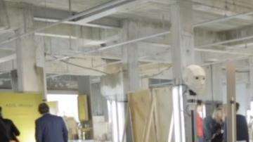 Outrospectre está construido con una cabeza robótica ubicada detrás de un usuario que porta unas gafas de realidad virtual.